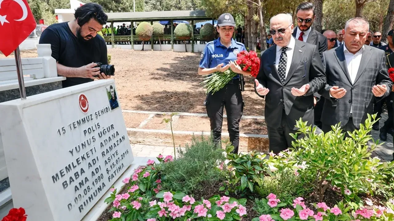 Adana Valisi Yavuz Selim Köşger, 15 Temmuz şehitlerinin kabrini ziyaret etti