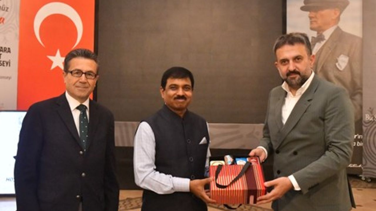 Hindistan Büyükelçisi AKK’de; Hint çayıyla başlayan sohbet, ÇAYKUR’la taçlandı