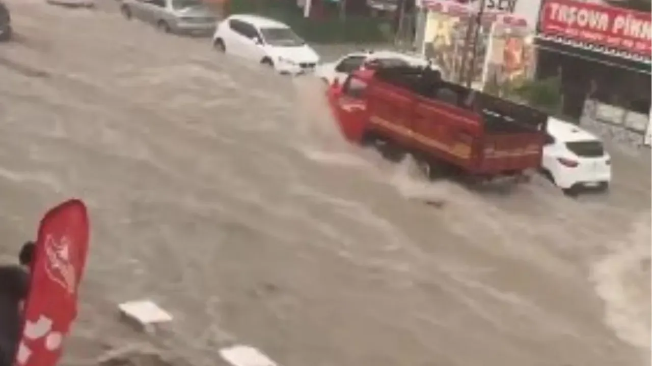 ra sağanak yağışa teslim oldu: Alt geçitleri sel bastı, çatılar uçtu