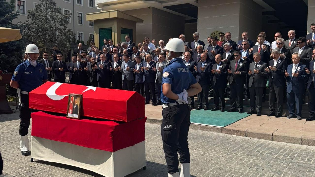 Eski Bitlis Valisi Karaömeroğlu için İçişleri Bakanlığında tören düzenlendi