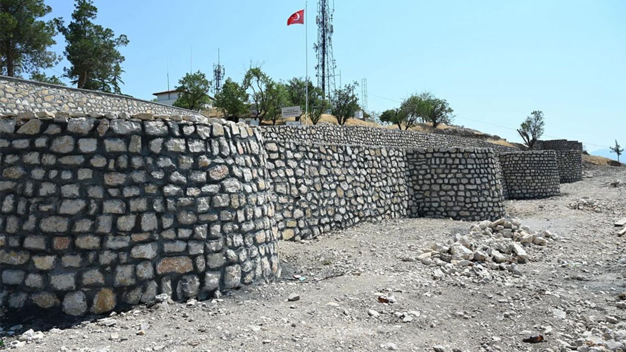 Çünür Tepesi’nde duvar yapım çalışmaları devam ediyor