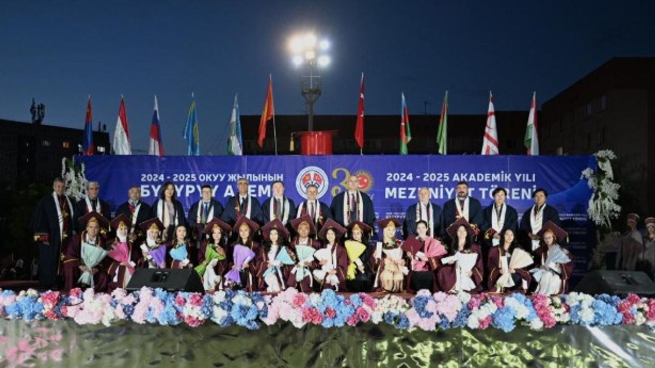 Türk Dünyası’nın ortak geleceğine ışık tutan üniversite yeni mezunlarını uğurladı
