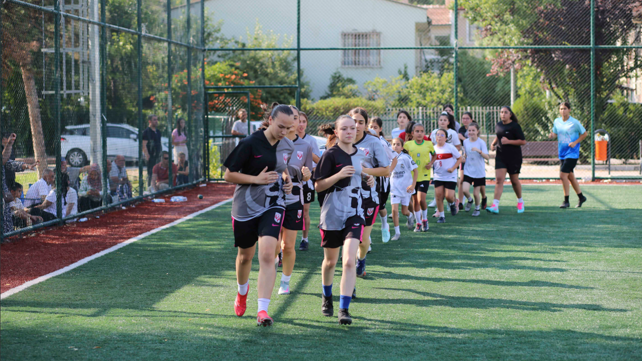 ra Büyükşehir Belediyesi’nden ücretsiz kız futbol okulu