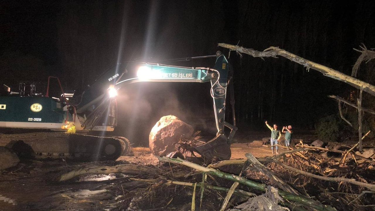 Kaymakam Okan ve DSİ 24. Bölge Müdürü Kotan, sel bölgesinde incelemelerde bulundu