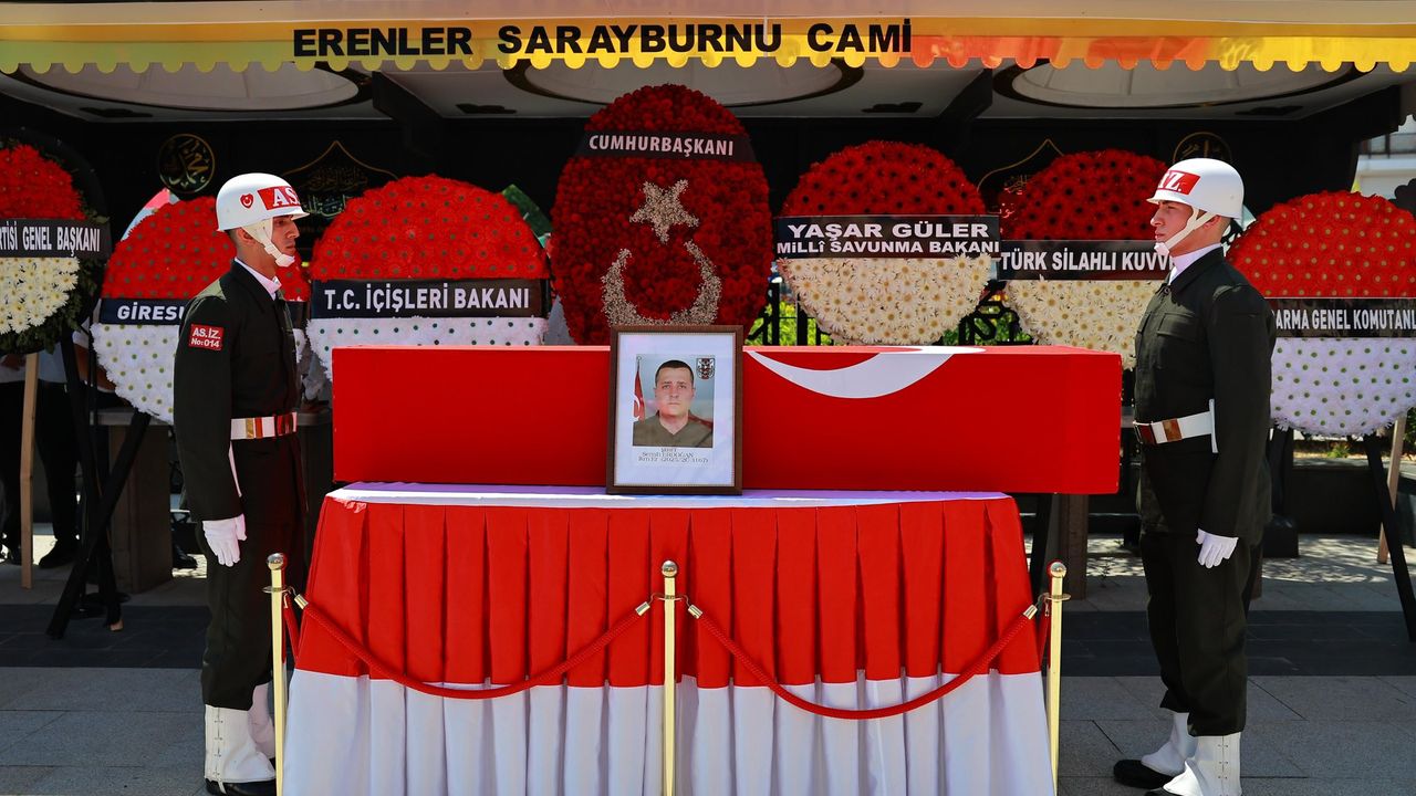 Şehit İkmal Er Semih Erdoğan gözyaşları ile uğurlandı