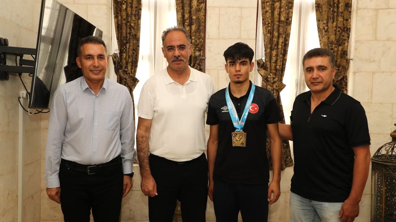 Başkan Kuş, Türkiye Şampiyonu karateciyi tebrik etti