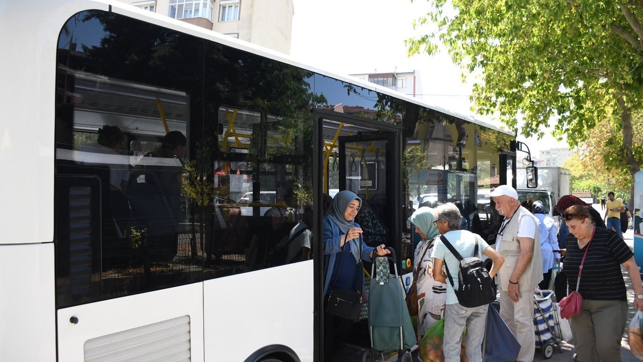 Balıkesir Belediyesi’nden semt pazarına ulaşımı kolaylaştıran hizmet
