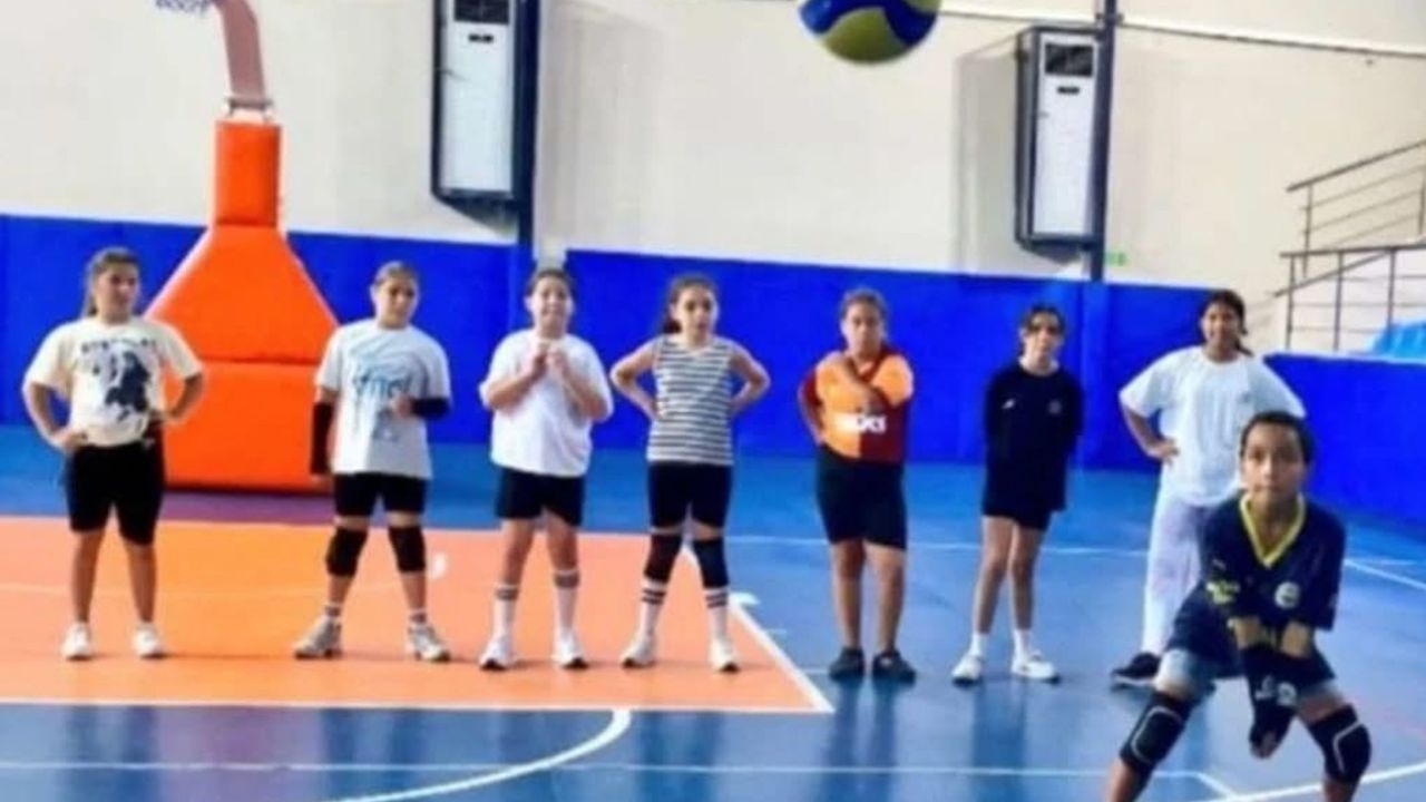 Serik’te gençler filede buluşuyor