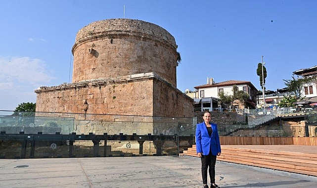 Başkan Vekili Özdemir Hıdırlık Kulesi çalışmalarını inceledi