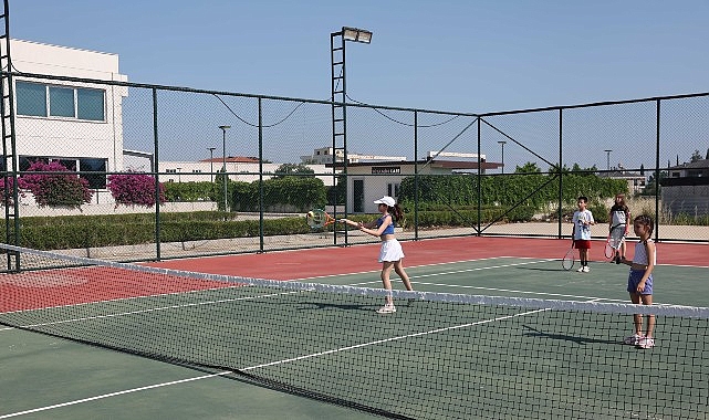 Büyükşehir Belediyesi Döşemealtı’nda yeni tenis kursu açtı