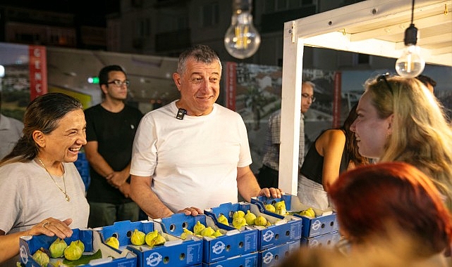 Dalında Kuruyan Bardacığı Belediye Aldı Halka Ücretsiz Dağıttı
