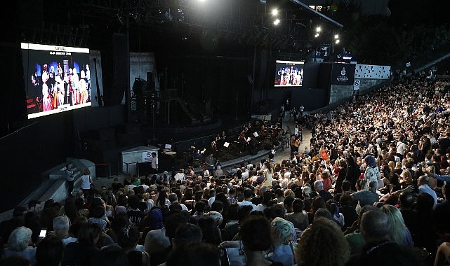 “Fosforlu Cevriye” Harbiye’de Işıltısıyla Göz Doldurdu