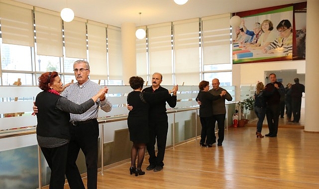 Karşıyaka Belediyesi’nden ücretsiz salon dansları kursu
