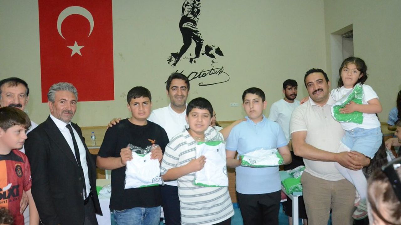 Sarıkamış’ta Yaz Spor Okulu sporcularına forma ve şort desteği yapıldı