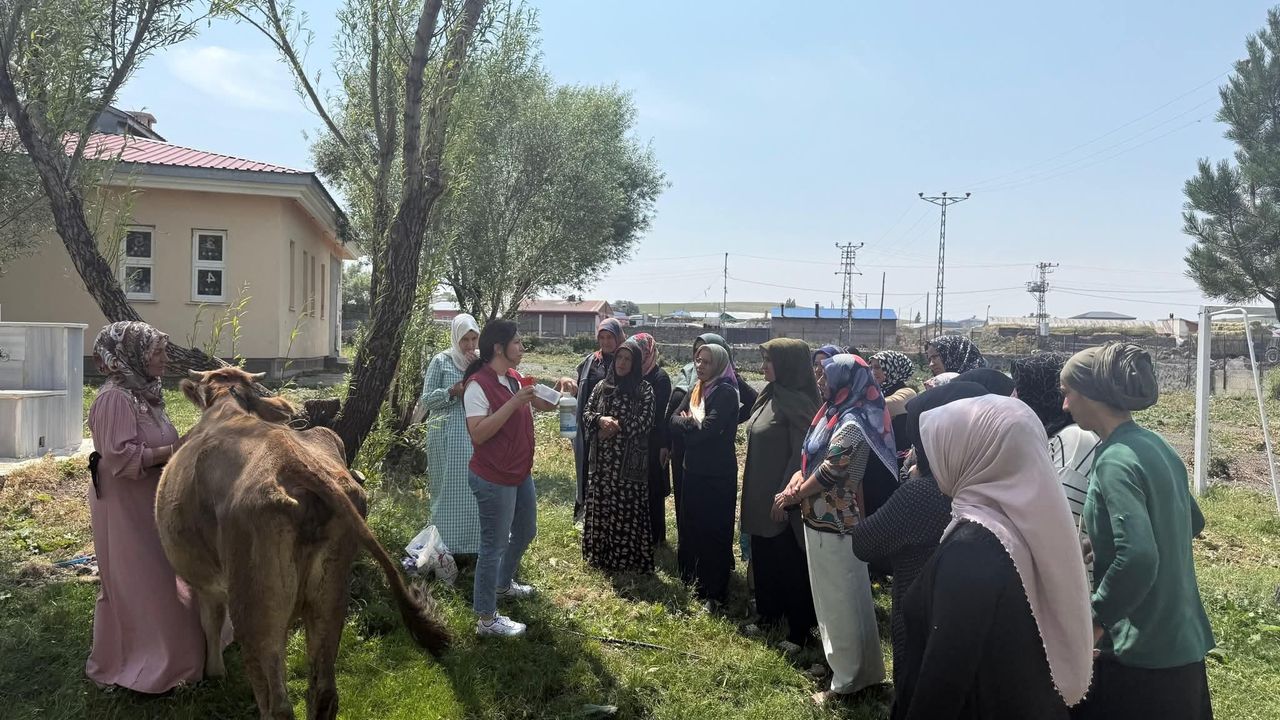 Kars’ta kadın çiftçilere süt sağım ve hijyen eğitimi düzenlendi