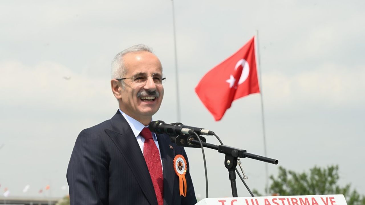 Bakan Uraloğlu’ndan Trabzon’a müjde: Türkiye’de denize yapılan üçüncü havalimanını tasarladık