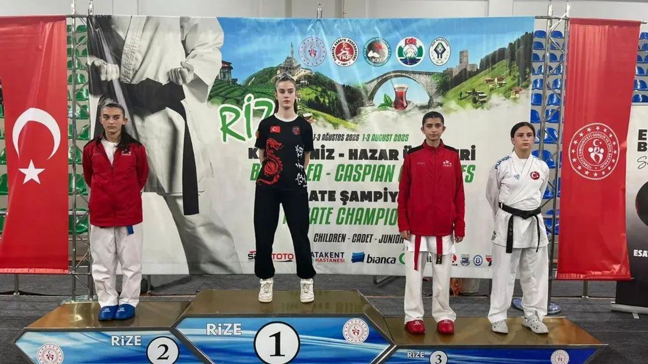 Genç sporcularımız Uluslararası Karate Şampiyonasında madalyayla döndü