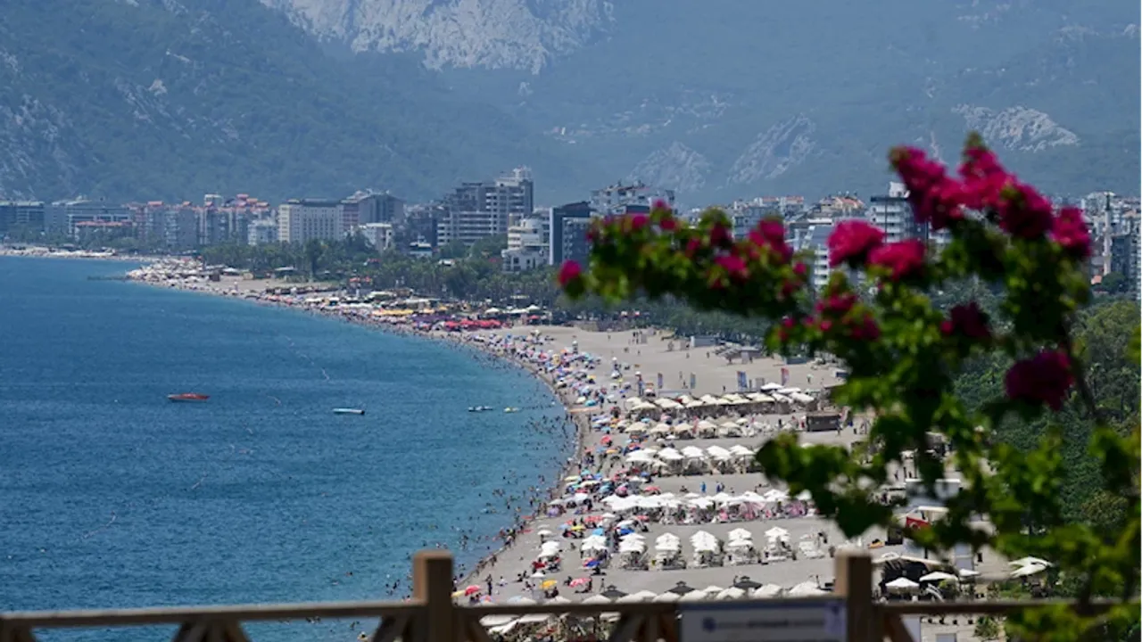 Antalya’da nem yüzde 77’ye ulaştı, sahiller doldu