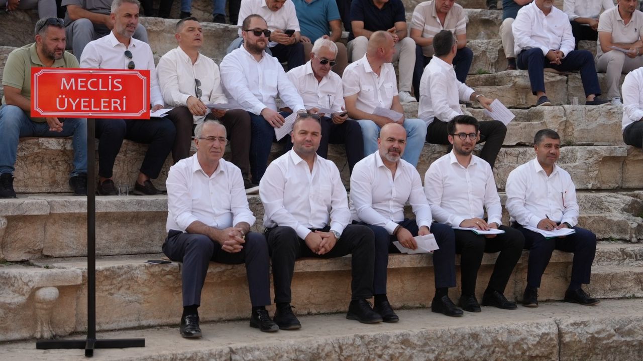 Tarihi Konuralp Amfi Tiyatro’da Belediye Meclis toplantısı yapıldı