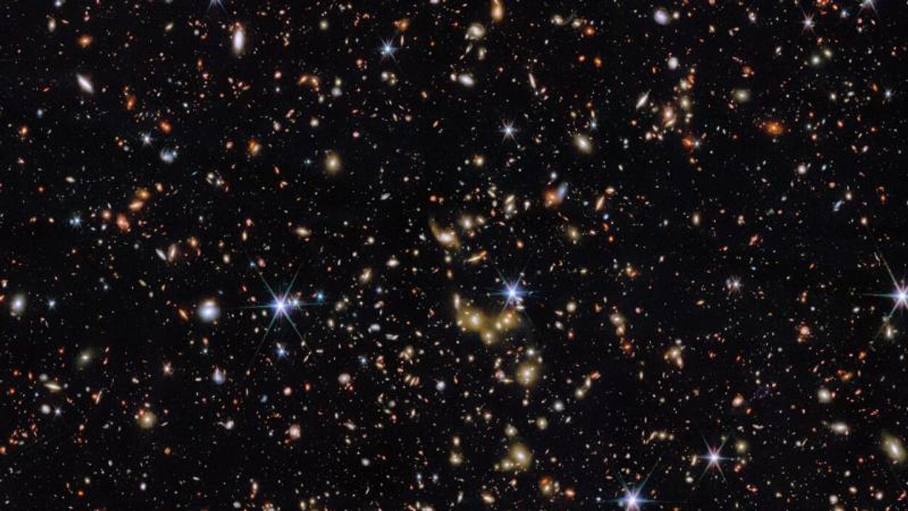 3 milyar ışık yılı uzakta “Fosil Galaksi” keşfi: 7 milyar yıldır değişmeyen kozmik tanık