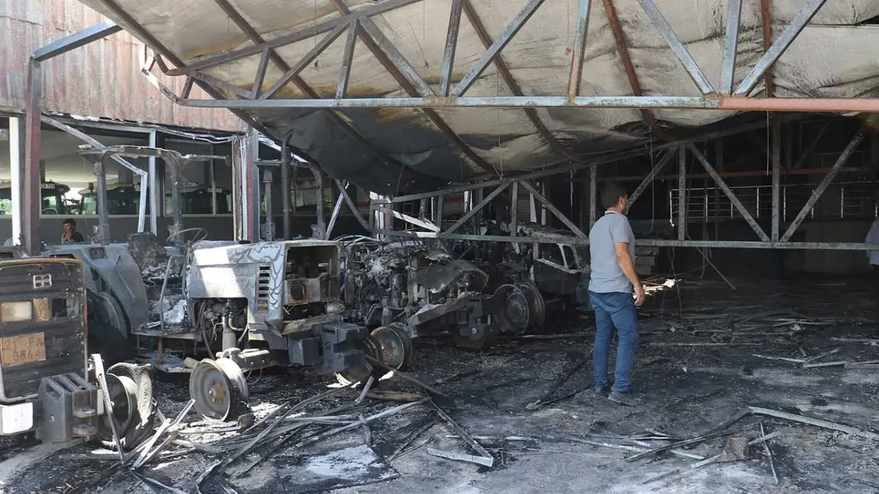 Diyarbakır’da traktörcüler sitesinde yangın: 3 iş yeri ve 19 traktör yandı