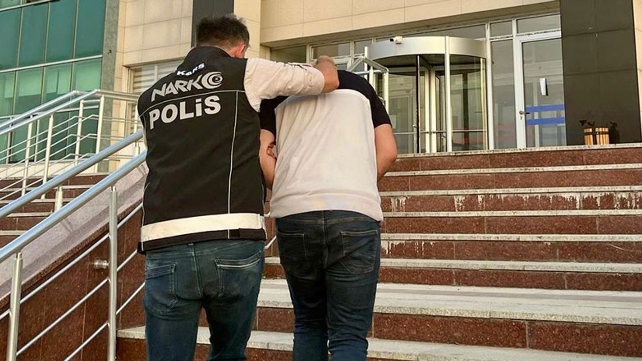 Kars Emniyet Müdürlüğü 8 yıl 4 ay hapis cezalı şahısı yakaladı