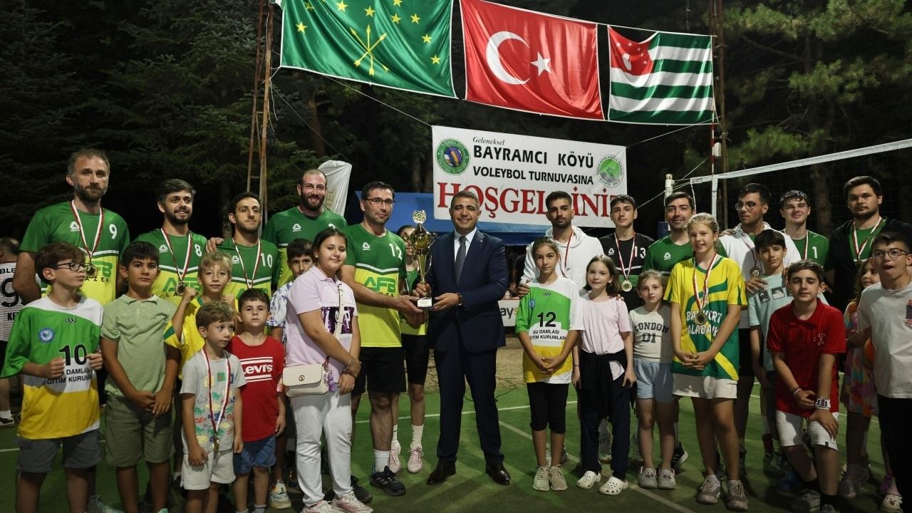 Bayramcı voleybol turnuvasında Tahirağa şampiyon oldu