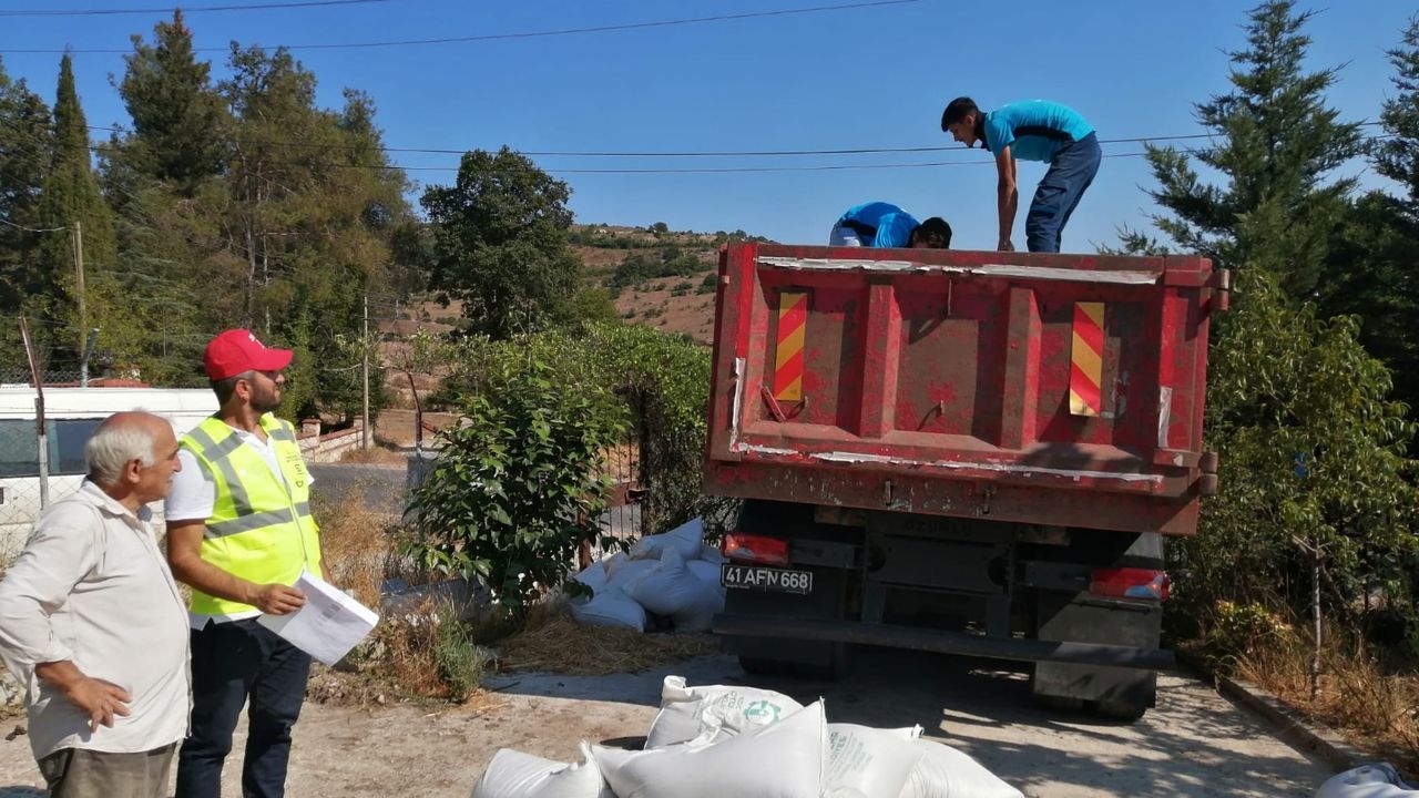 Kocaeli Belediyesi üreticiye tavuk yemi ve ekipman desteği
