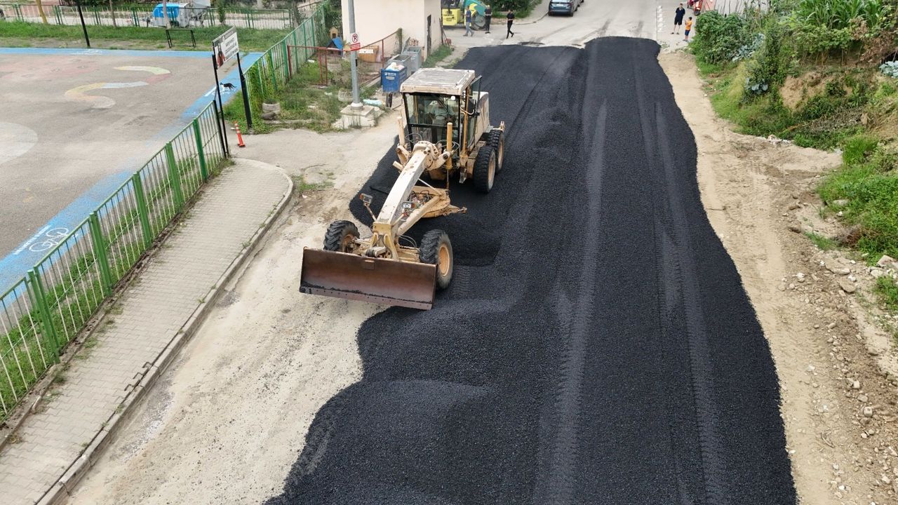 Giresun Belediyesi acil alanlara asfalt müdahalesi yaptı