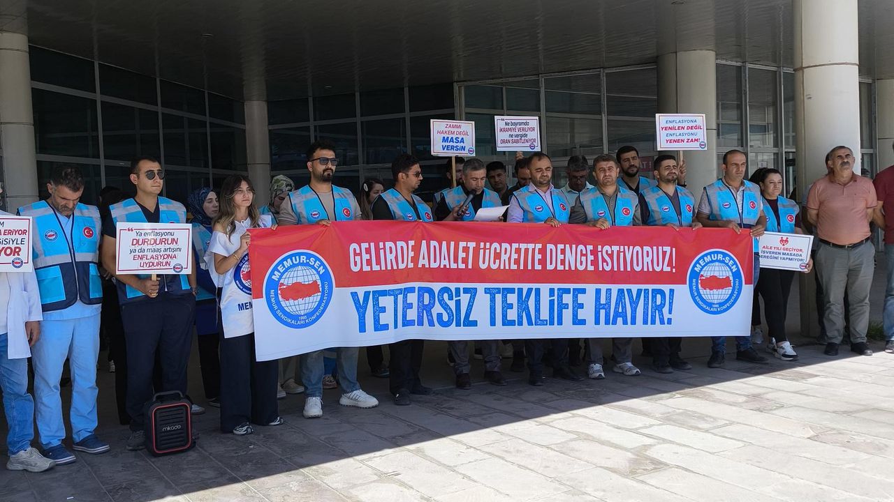 Memur-Sen Kars Şubesi: Türkiye Kamu-Sen, olarak bugün başlattığımız eylemlerimizi, yükselterek devam ettireceğiz