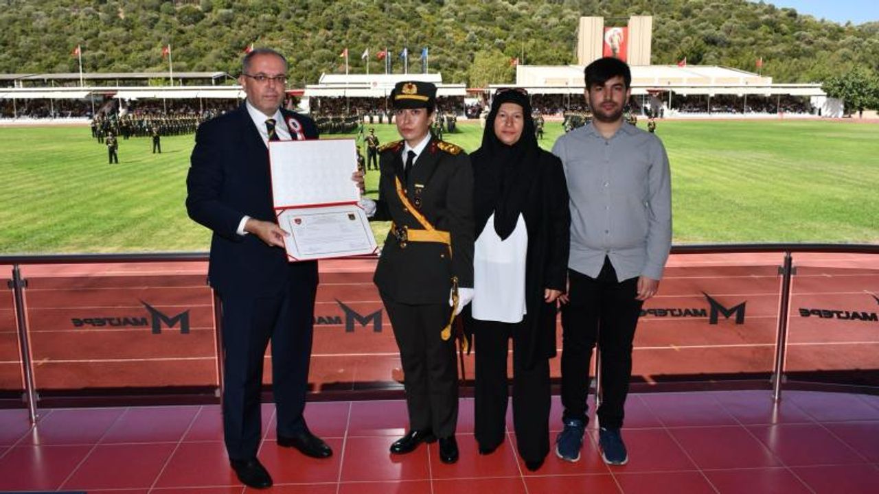 Şehit Ömer Halisdemir’in kızı Elif Nur Halisdemir teğmen oldu