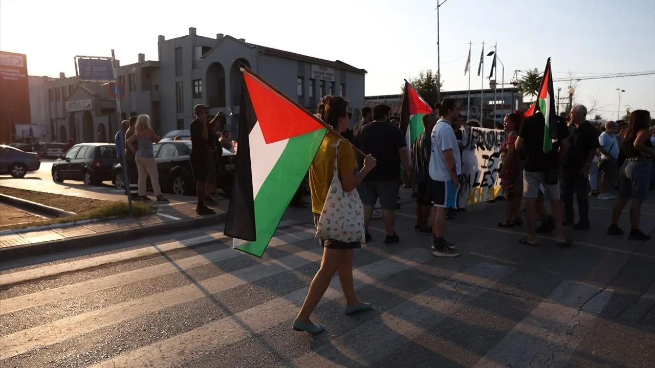 Yunanistan’da Filistin destekçileri, Pire Limanı’nda israil gemisini protesto etti