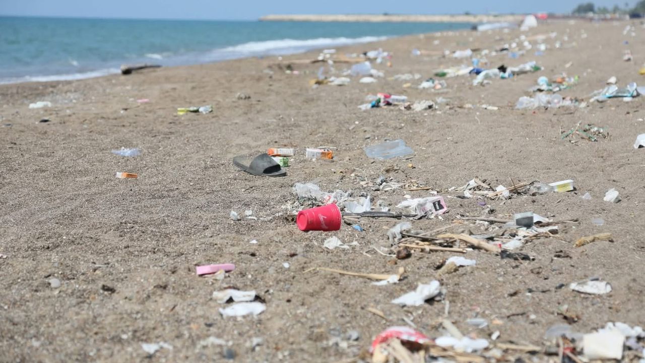 Kumköy Sahili’nde barakalar gitti, çöplük kaldı