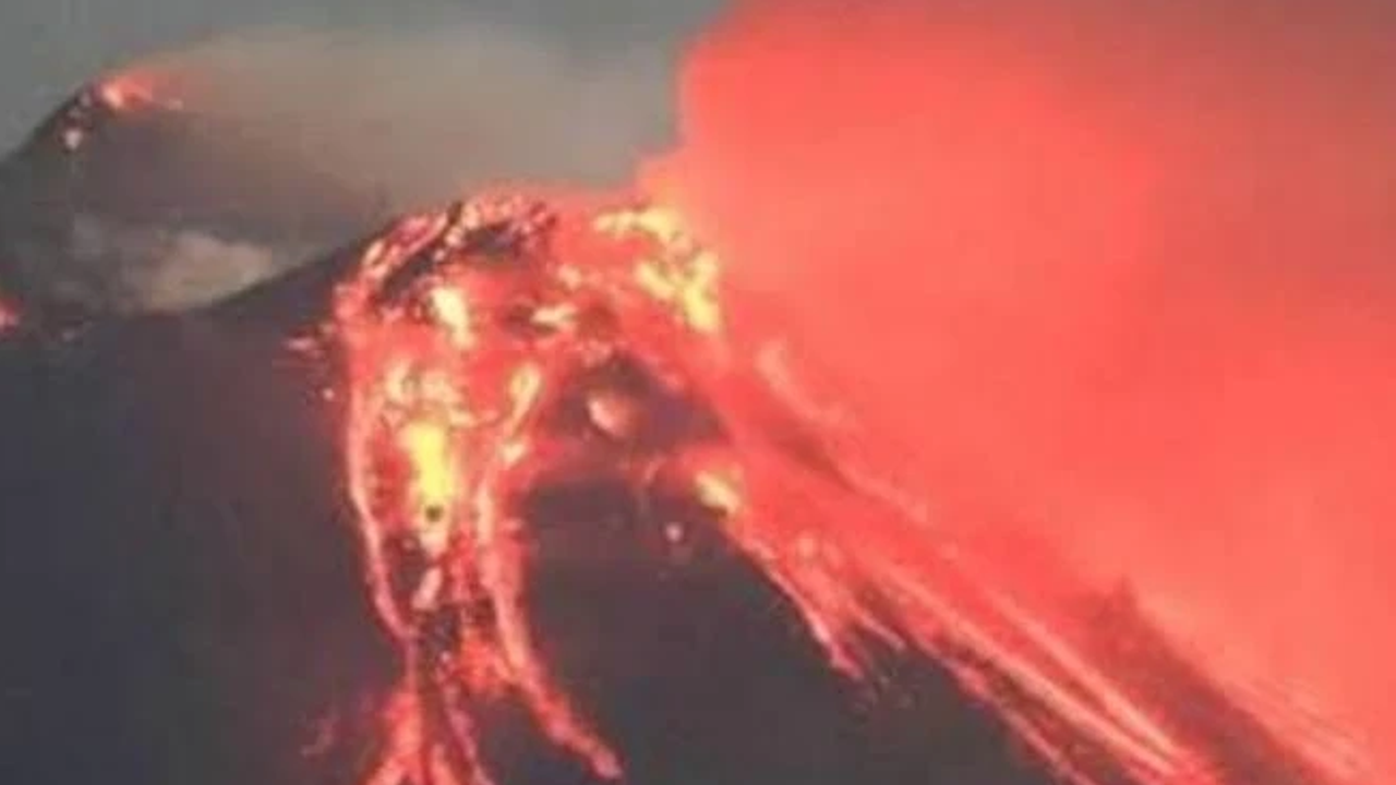 Rusya’da Klyuchevskoy yanardağı patladı: Kül bulutları 9 kilometreye yükseldi