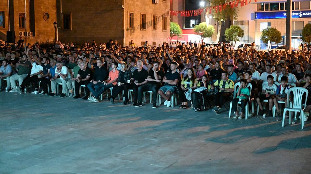Isparta’da Fenerbahçe – Benfica maçı dev ekranda yayınlandı