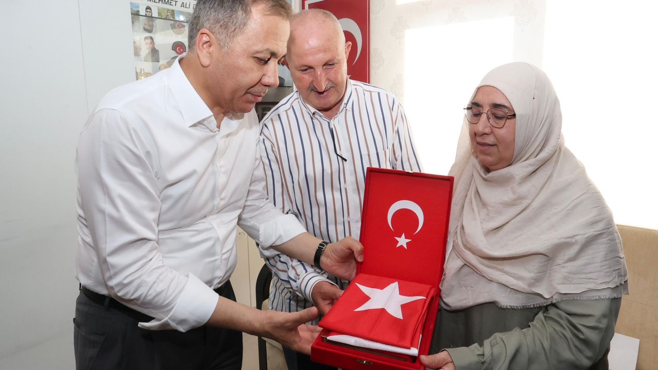 Bakan Yerlikaya, şehit polis Ahmet Doğan’ın ailesini ziyaret etti