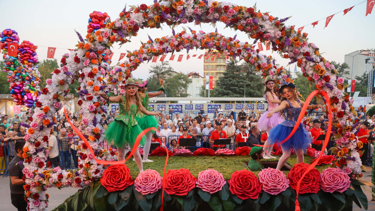 27. Eşme Turistik Kilim Kültür ve Sanat Festivali büyük bir coşkuyla başladı!
