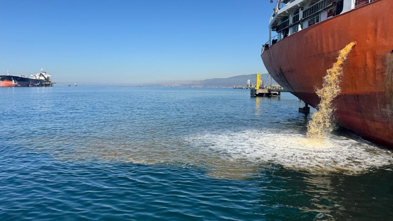 Denizi kirleten gemi, Kocaeli Büyükşehir ekipleri tarafından tespit edildi