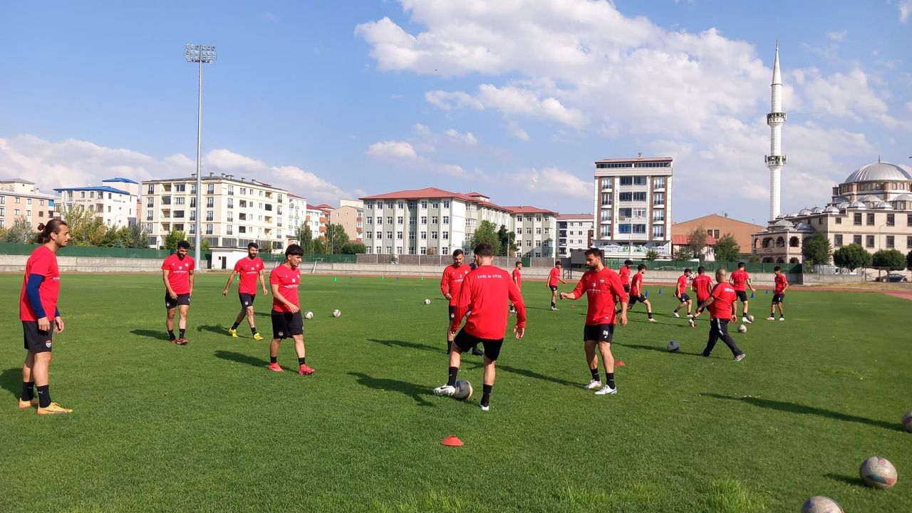 Kars 36 Spor, Emir Barlas koordinesinde ilk antrenmanına çıktı