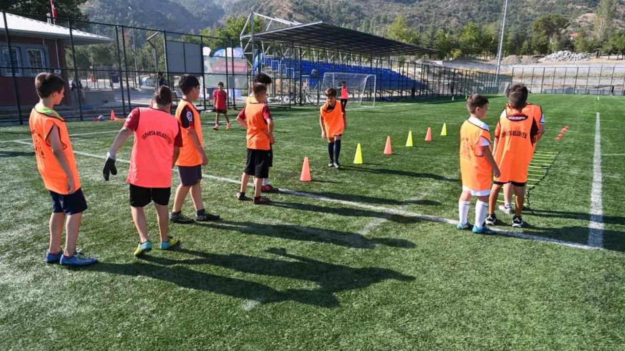 Isparta Belediyesi’nin yaz spor kurslarında dolu dolu bir yaz tatili geçirdiler
