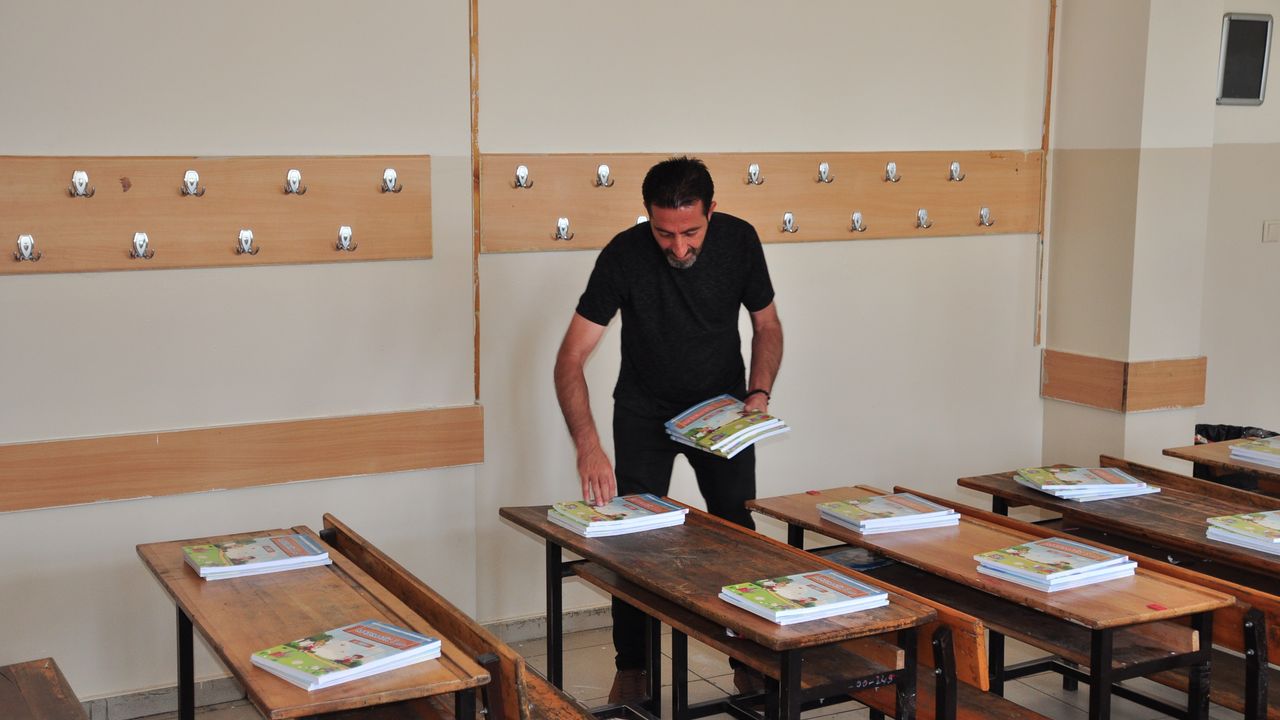 Kars’ta toplam 638 bin adet ders kitabı, sıralarda yerini aldı