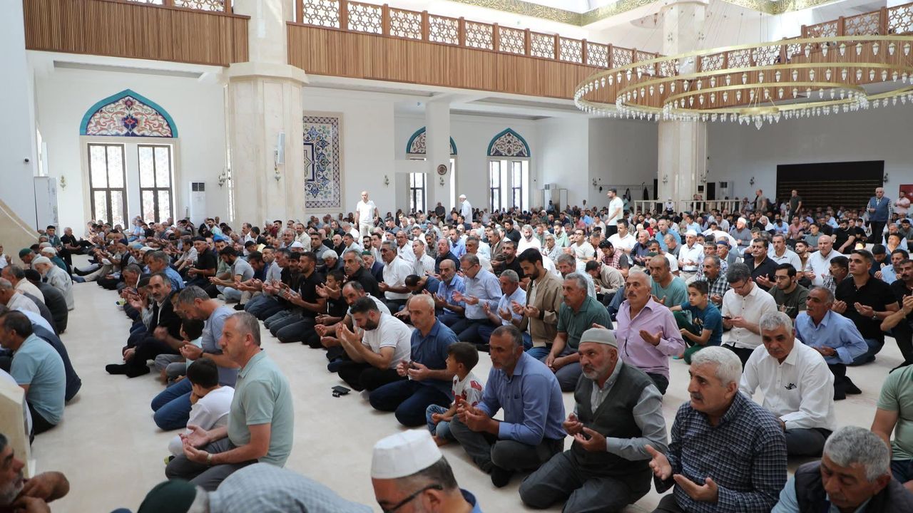 Kars Sultan Alparslan Camii ve Külliyesi’nde aziz şehitler için mevlid programı düzenlendi