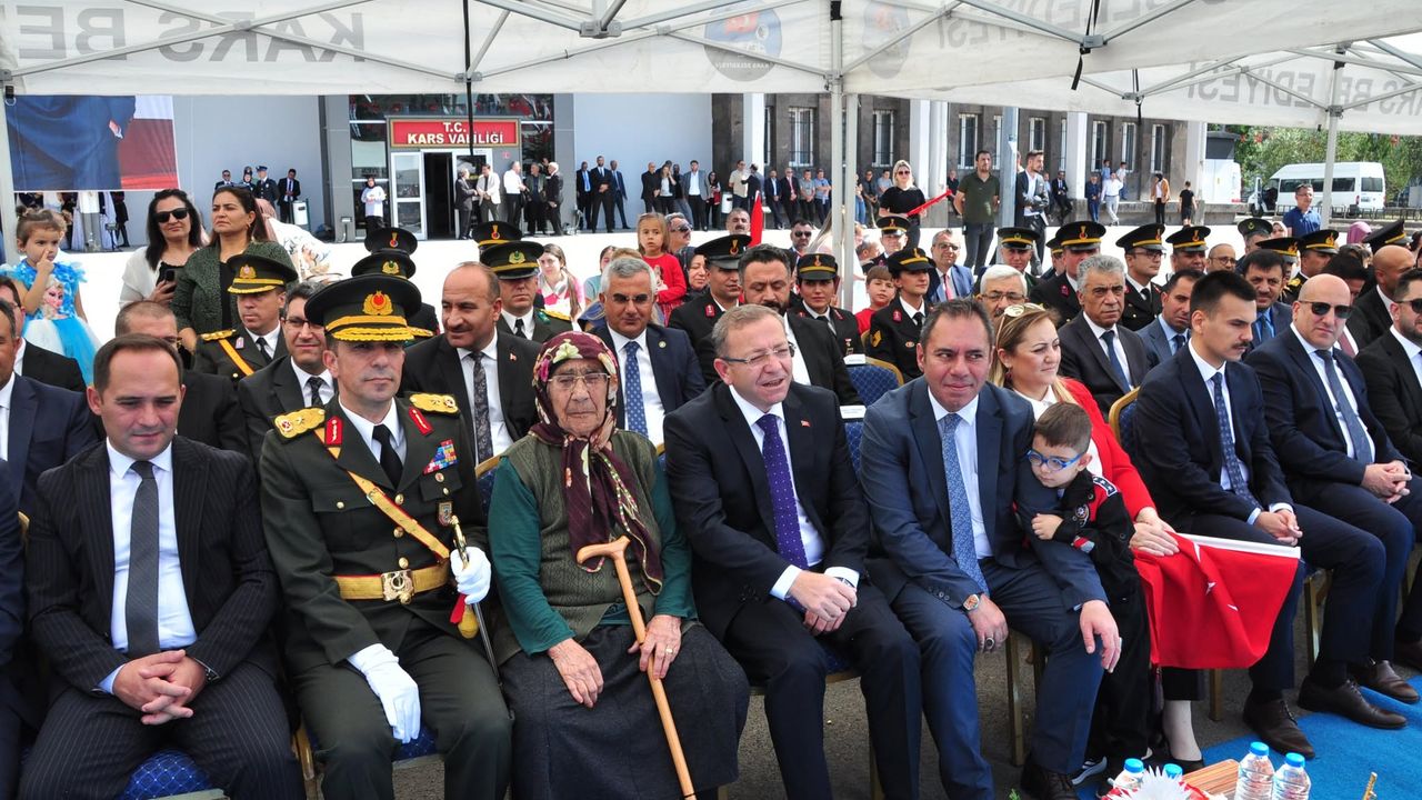 Kars’ta 30 Ağustos Zafer Bayramı kutlamalarına 98 yaşındaki Hayriye Ağyel de ortak oldu
