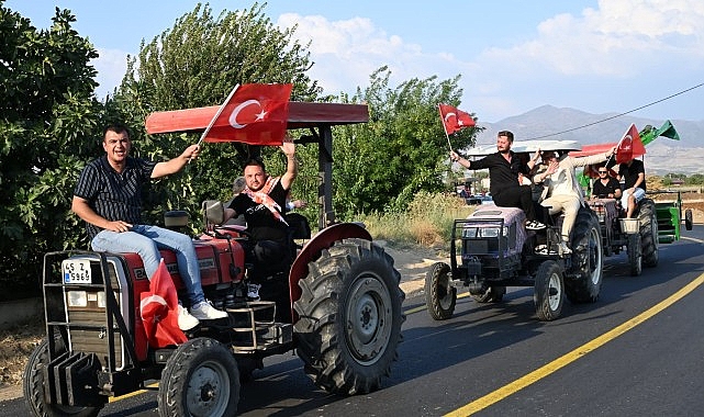 Başkan Dutlulu Ilgın Mahallesi’nde Traktör Konvoyu ile Karşılandı