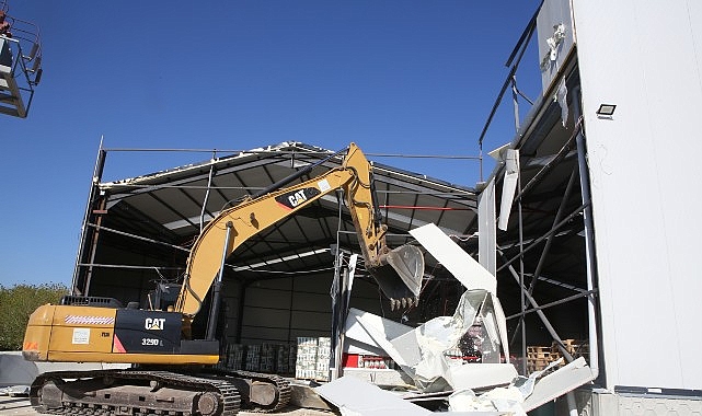 Başköy’de kaçak depo yıkıldı