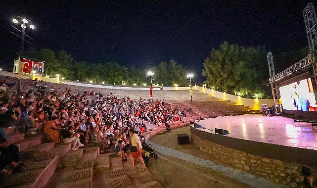 Bucalı çocuklar Başkan Görkem Dumanla film izledi