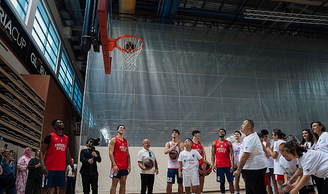 Corendon Turizm Grubu ve ZİÇEV Çocukları, Anadolu Efes Antrenmanını Ziyaret Etti