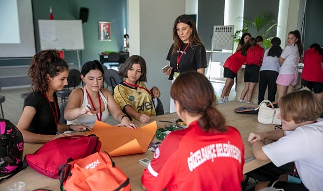 Güzelbahçe Belediyesi’nden  Kız Futbol Takımına “Biraz Konuşalım mı?” Eğitimi