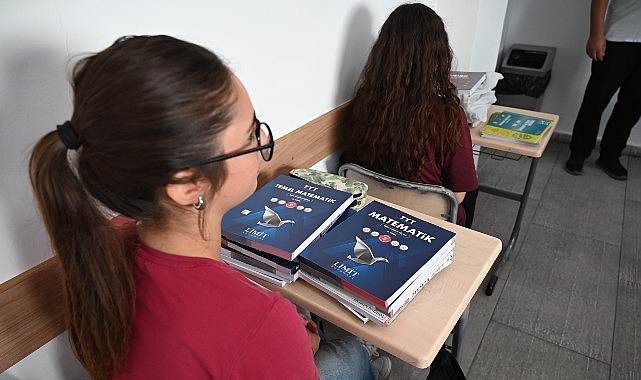 Kurs öğrencilerine ücretsiz kitapları dağıtıldı