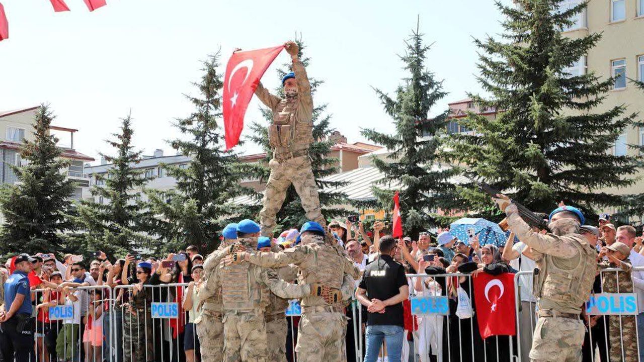 Kars’ta Komandoların yaptığı gösteri beğeni topladı